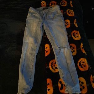 Lucky brand light washed blue jeans and T he jeans are size 2